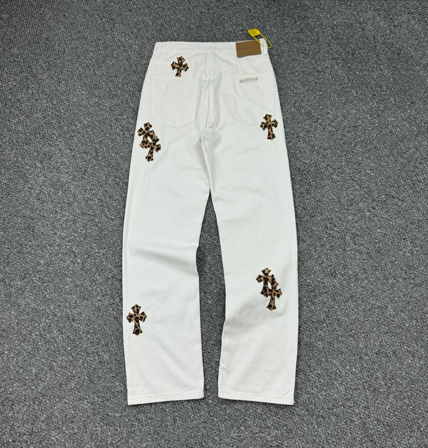 P240 Style No.: H839 Chrome Hearts & Chrome Hearts High-end Chrome hearts white little monster cross patchwork leather jeans, the same style as the trendy uncle. Original hardware accessories, washed and other elevators, QR code analysis are all purchased from the original factory, high degree of restoration, you are welcome to compare with a certain product ~ Three-dimensional version Loose and comfortable, not picky about the figure, taller and slimmer, factory Seiko, original quality control, same style for men and women, can be matched with couples, versatile recommendation, must-have jeans for all seasons, fashionable people have been disappointed From the quality selection of fabrics, the tailoring of details, and the matching of patterns, everything is impeccable! The upper body is so handsome when worn...it can be easily worn by men, women and children! The craftsmanship is made of heavy-duty washed pure cotton denim fabric. After washing, it is soft and thick and looks very stylish when worn. Size: 28, 30, 32, 34 Color: white